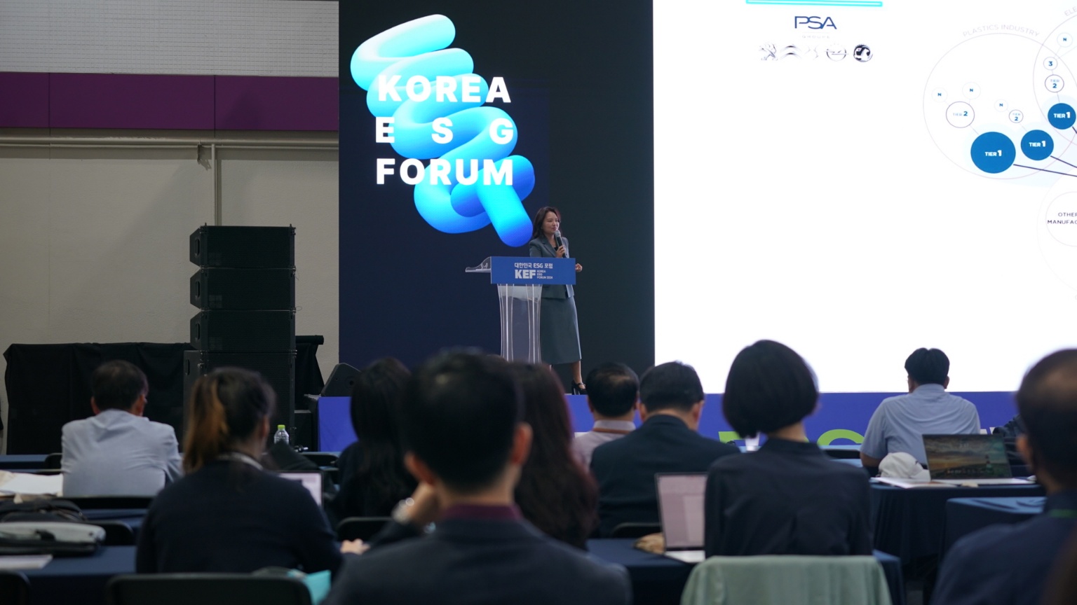 2024 대한민국 ESG 친환경대전에서 청중을 앞에 두고 강연하는 서욱
