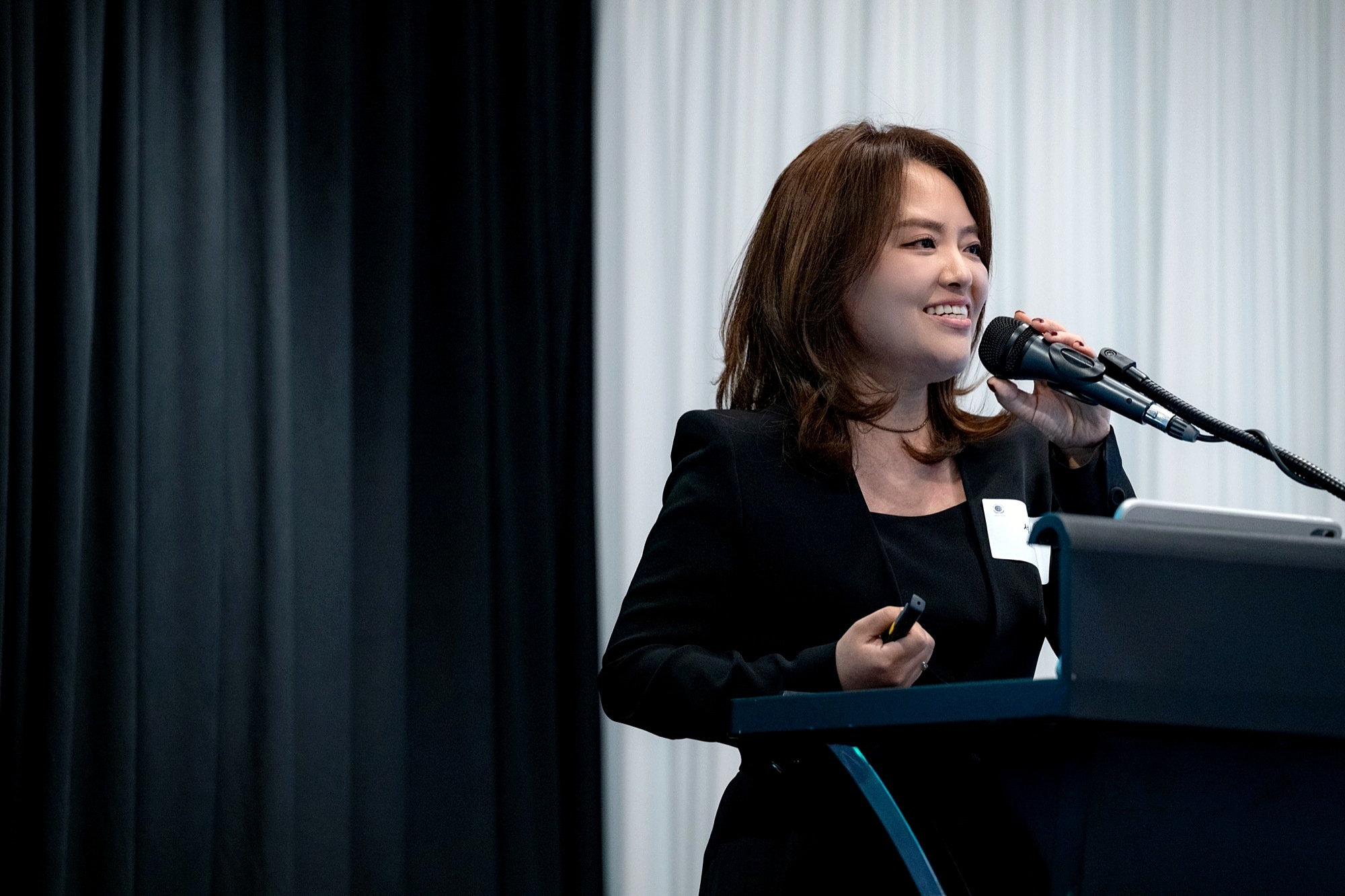 현장에서 마이크를 들고 강연하는 서욱