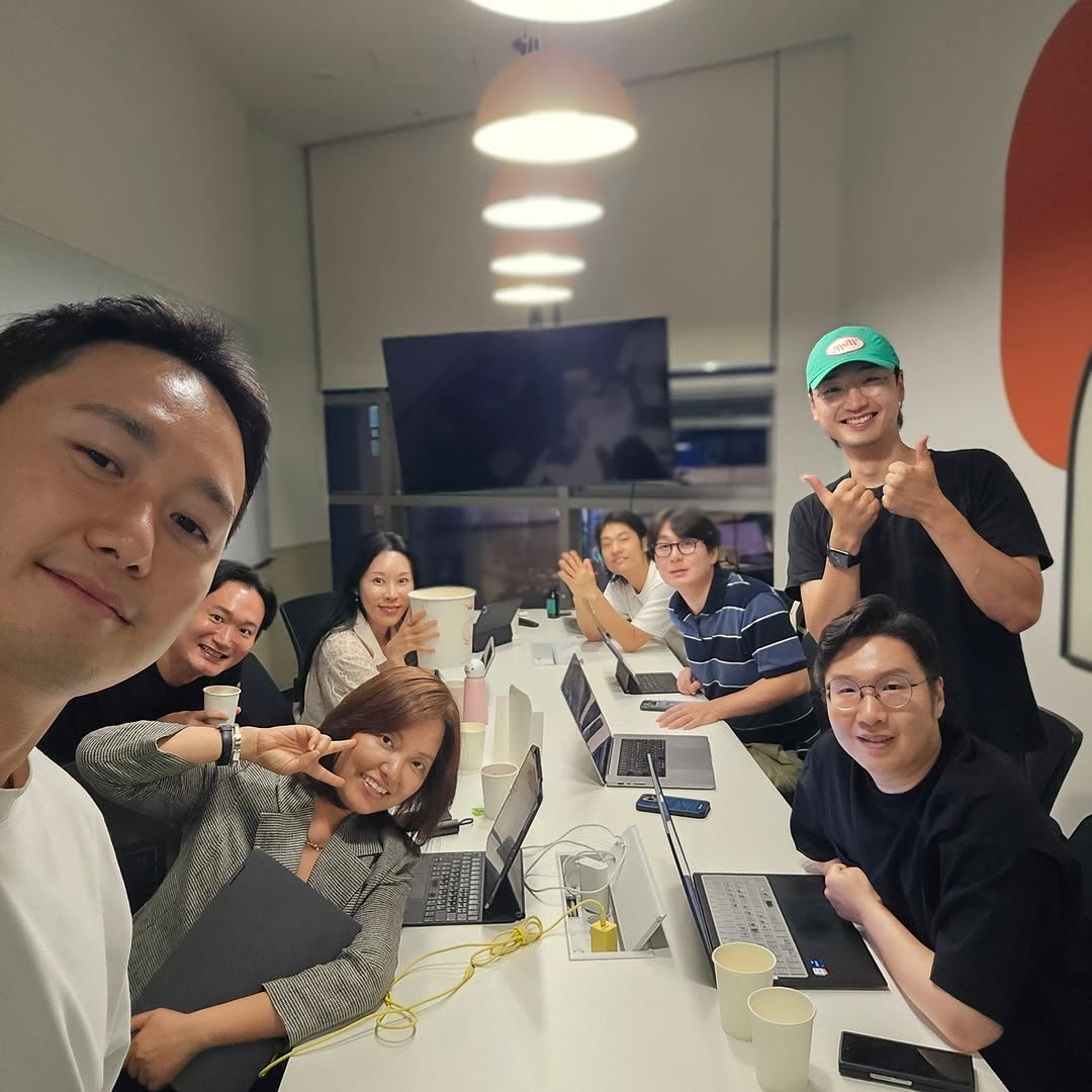 보는 시대에도, 여전히 읽기가 매력적입니다. 독서 장면